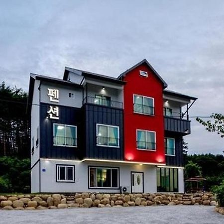 Gangneung Luluberry Pension Екстер'єр фото