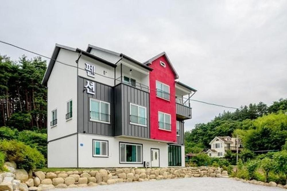 Gangneung Luluberry Pension Екстер'єр фото