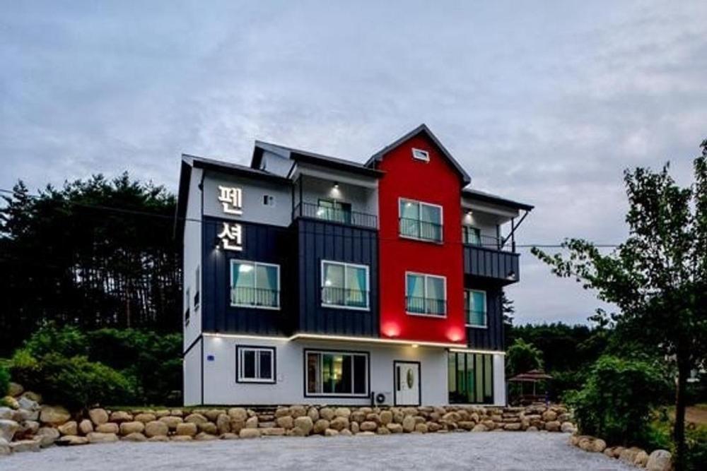 Gangneung Luluberry Pension Екстер'єр фото